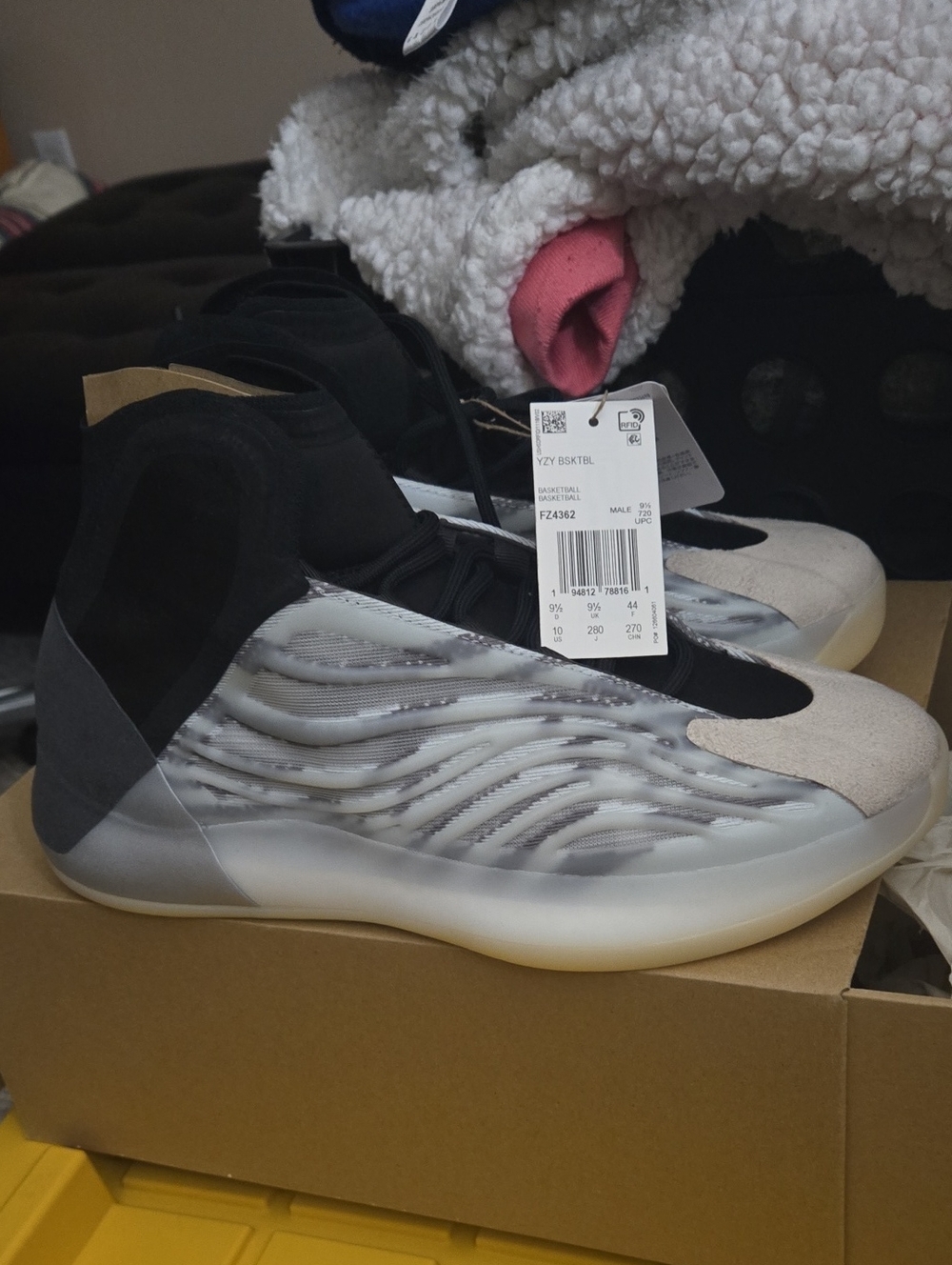 Yeezy QUANTUM BSKTBL